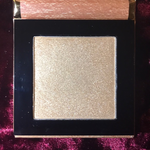 Vegan! Essence Highlighter in Popping Champagne - Picture 3 of 5